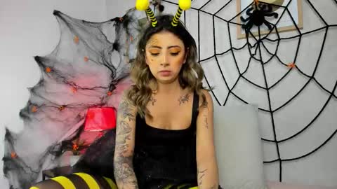 Snapshot of caroline_dh chatting on 31, 10, 2025 Caroline online show from 31, 10, 2025