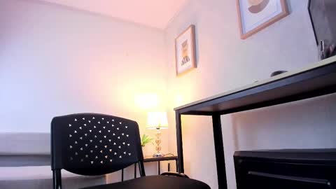 Snapshot of caroline_dh chatting on 3, 11, 2025 Caroline online show from 3, 11, 2025