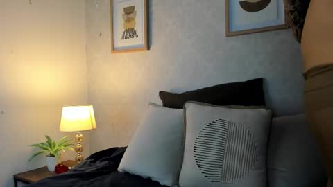 Snapshot of caroline_dh chatting on 6, 11, 2025 Caroline online show from 6, 11, 2025