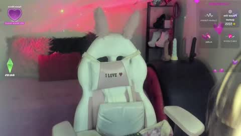 Snapshot of caroline_lenox chatting on 24, 2, 2025 Caroline Lenox online show from 24, 2, 2025