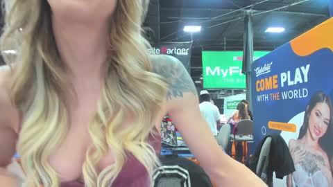 Snapshot of caseykissesxoxo chatting on 26, 10, 2025 casey kisses online show from 26, 10, 2025