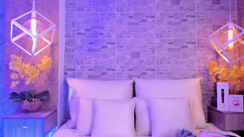 CatalinnaThompson online show from 8, 11, 2025