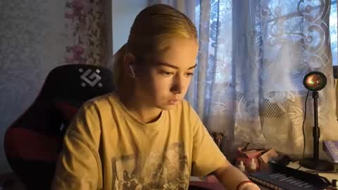 Snapshot of charleneschonert chatting on 31, 10, 2025 Nancy online show from 31, 10, 2025