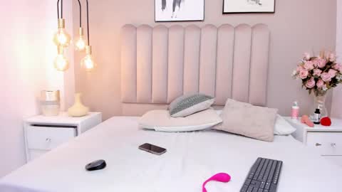charlottee_evans1 online show from 19, 9, 2025