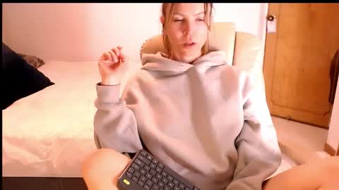 Snapshot of cherrycoloured chatting on 20, 11, 2025 Anna online show from 20, 11, 2025