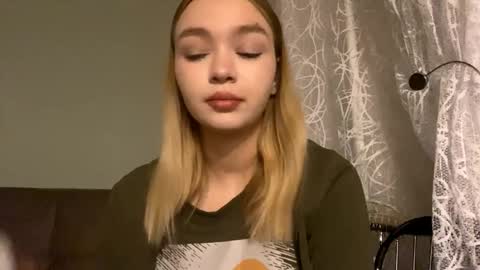 Snapshot of cherryleija chatting on 16, 12, 2025 Lei online show from 16, 12, 2025