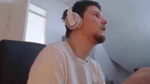 Snapshot of chillzonecam chatting on 12, 9, 2025 chillzonecam online show from 12, 9, 2025