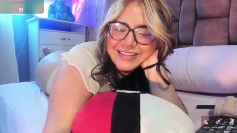 chloe bonnet Connection Monday to Saturday 3 pm Chicago INDEPENDENT MODEL . online show from 11, 1, 2025