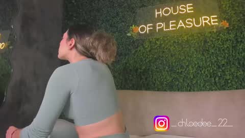 Snapshot of chloe_dee_ chatting on 11, 10, 2025 Chloe online show from 11, 10, 2025