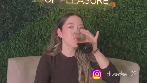 Snapshot of chloe_dee_ chatting on 20, 10, 2025 Chloe online show from 20, 10, 2025