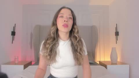 Snapshot of chloe_dee_ chatting on 18, 11, 2025 Chloe online show from 18, 11, 2025