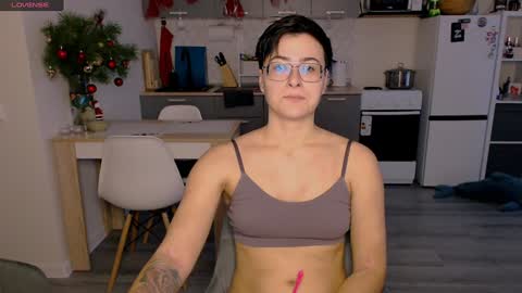 Snapshot of chloe_x_ chatting on 4, 1, 2025 Eva and Sandra online show from 4, 1, 2025