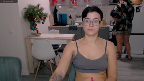 Snapshot of chloe_x_ chatting on 4, 1, 2025 Eva and Sandra online show from 4, 1, 2025