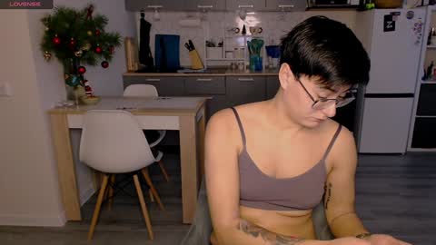 Snapshot of chloe_x_ chatting on 5, 1, 2025 Eva and Sandra online show from 5, 1, 2025