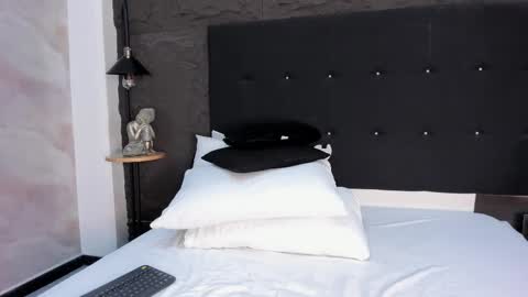 Snapshot of chlooescott chatting on 8, 11, 2025 Chloe Scott online show from 8, 11, 2025