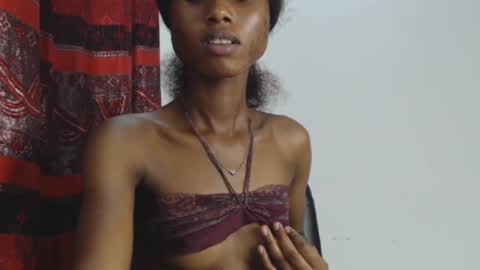 Snapshot of choco_petitqueen chatting on 12, 12, 2024 choco_petitqueen online show from 12, 12, 2024