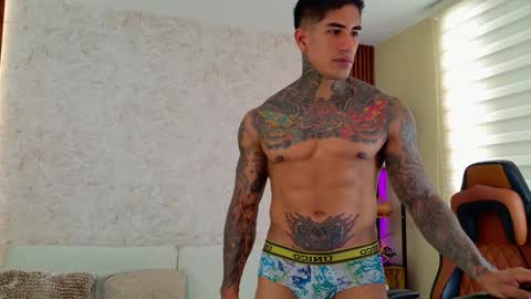 Snapshot of chris_reilly chatting on 5, 12, 2025 chris reilly online show from 5, 12, 2025