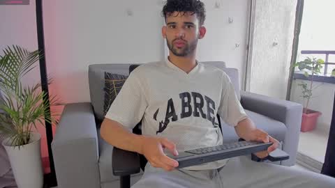 Im Chirs IM MODEL INDEPENDT online show from 7, 1, 2025