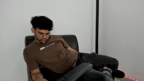 Im Chirs IM MODEL INDEPENDT online show from 22, 10, 2025