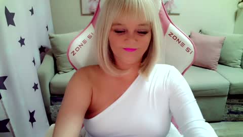 Snapshot of christirose chatting on 4, 2, 2025 Christi online show from 4, 2, 2025