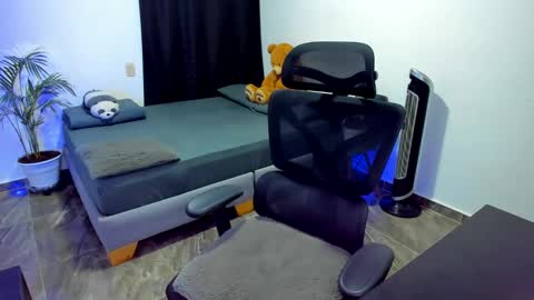 Snapshot of cinamon_kingdom chatting on 16, 9, 2025 Luna and Sebas  online show from 16, 9, 2025