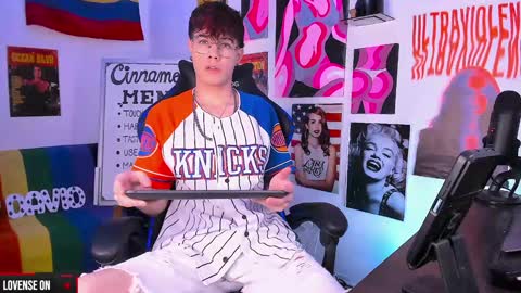 Snapshot of cinnamon_boyxxx chatting on 23, 12, 2024 David     Independent Model online show from 23, 12, 2024