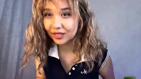 Snapshot of clary_cloud chatting on 22, 11, 2025 Lara online show from 22, 11, 2025