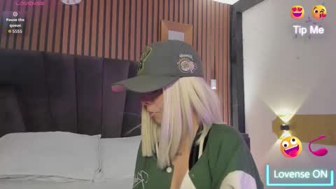 Snapshot of cleowhite_ chatting on 24, 9, 2025 cleowhite_ online show from 24, 9, 2025