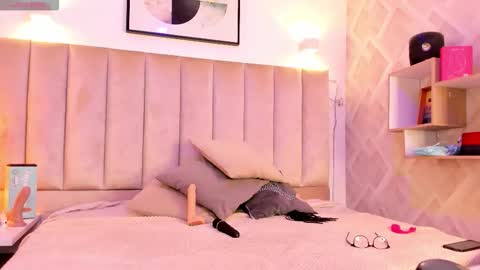 Snapshot of clhoe_johnson_ chatting on 11, 11, 2025 clhoe_johnson_ online show from 11, 11, 2025