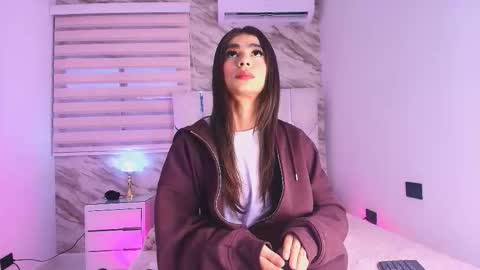 Snapshot of colett_hall chatting on 11, 11, 2025 colett online show from 11, 11, 2025