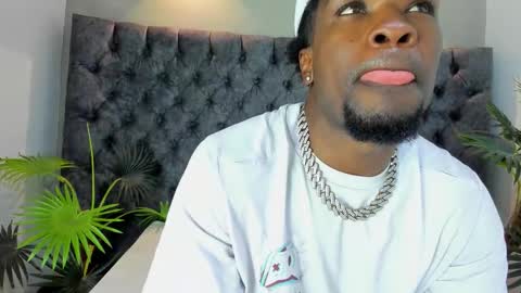 Snapshot of compton_01 chatting on 27, 11, 2025 COMPTON online show from 27, 11, 2025