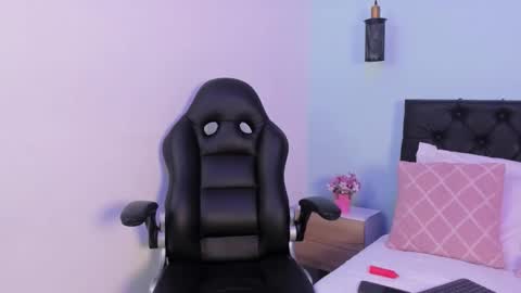 Snapshot of coral_jhoness chatting on 23, 10, 2025 Carol Jhones online show from 23, 10, 2025