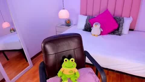 Snapshot of coral_jhoness chatting on 12, 11, 2025 Carol Jhones online show from 12, 11, 2025