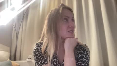 cosmo_blondiee online show from 15, 9, 2025