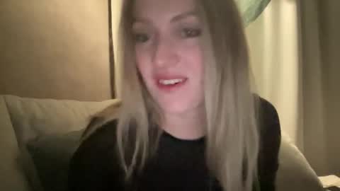 cosmo_blondiee online show from 20, 9, 2025