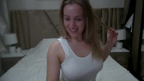 cosmo_blondiee online show from 20, 10, 2025