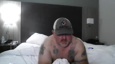 Snapshot of couple_pleaser1 chatting on 23, 10, 2025 Ieathairytacos online show from 23, 10, 2025
