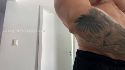 couplemuscle40 online show from 18, 12, 2025