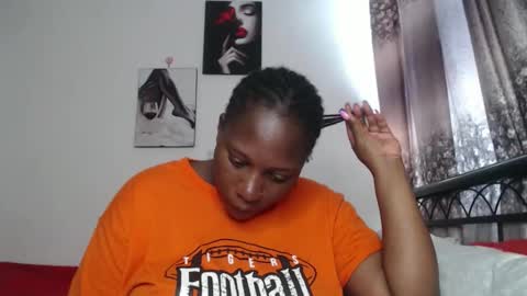 Snapshot of cozy_dion chatting on 30, 10, 2025 Erykah online show from 30, 10, 2025