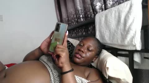 Snapshot of cozy_dion chatting on 17, 11, 2025 Erykah online show from 17, 11, 2025