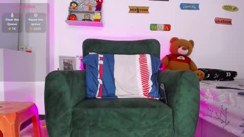 Snapshot of cris_stone chatting on 8, 10, 2025 cristian online show from 8, 10, 2025