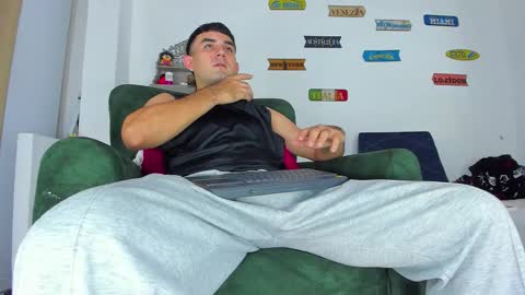 Snapshot of cris_stone chatting on 7, 11, 2025 cristian online show from 7, 11, 2025