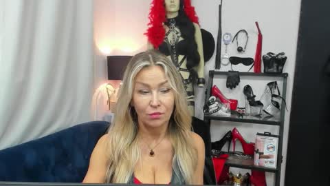 Snapshot of crystalxohotty chatting on 14, 10, 2025 CrystalHotty online show from 14, 10, 2025