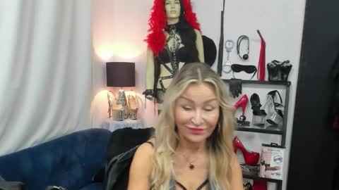 Snapshot of crystalxohotty chatting on 21, 10, 2025 CrystalHotty online show from 21, 10, 2025