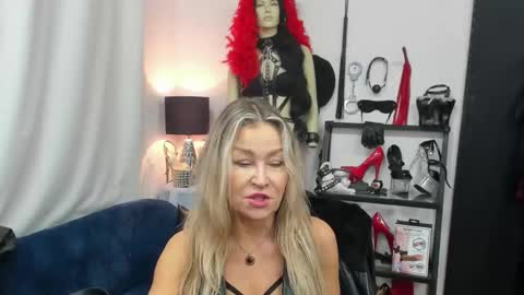 Snapshot of crystalxohotty chatting on 22, 10, 2025 CrystalHotty online show from 22, 10, 2025