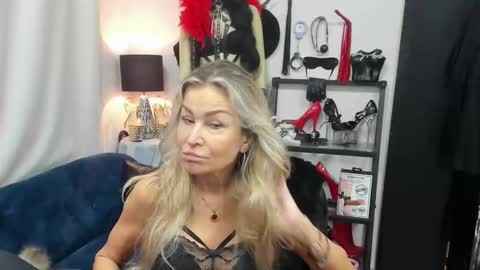 Snapshot of crystalxohotty chatting on 4, 11, 2025 CrystalHotty online show from 4, 11, 2025