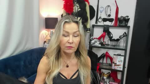 Snapshot of crystalxohotty chatting on 17, 11, 2025 CrystalHotty online show from 17, 11, 2025