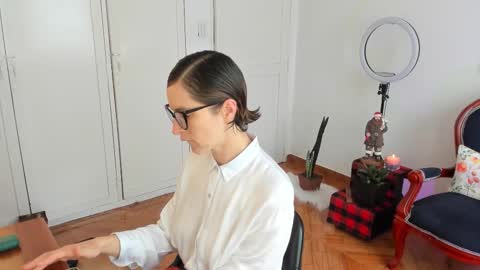 Snapshot of cuddlingbunnny chatting on 30, 11, 2025 Leonela online show from 30, 11, 2025