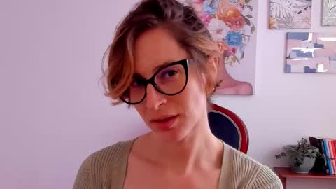 Snapshot of cuddlingbunnny chatting on 5, 12, 2025 Leonela online show from 5, 12, 2025