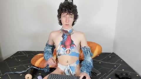 Snapshot of curlyytwink chatting on 5, 10, 2025 Noah online show from 5, 10, 2025